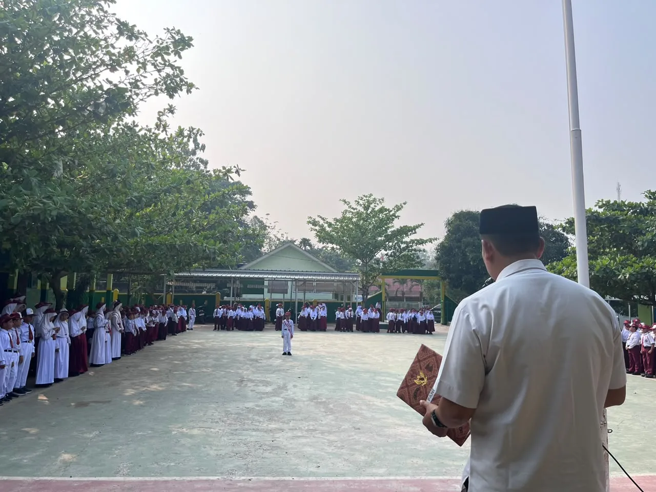 Upacara Senin MIN 1 Way Kanan, Tanamkan Nilai Syukur, Keamanan, dan Kedisiplinan