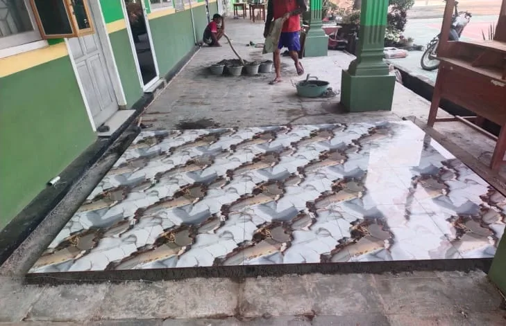 Perindah Tampilan dan Tingkatkan Kenyamanan, Sarpras MAN 1 Mesuji Laksanakan Pemasangan Keramik