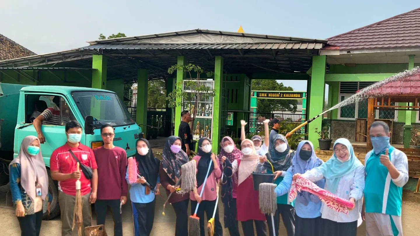 Pastikan Bebas Abu Vulkanik GAK, Guru MTsN 1 Lamsel dan Damkar Berjibaku Bersihkan Madrasah