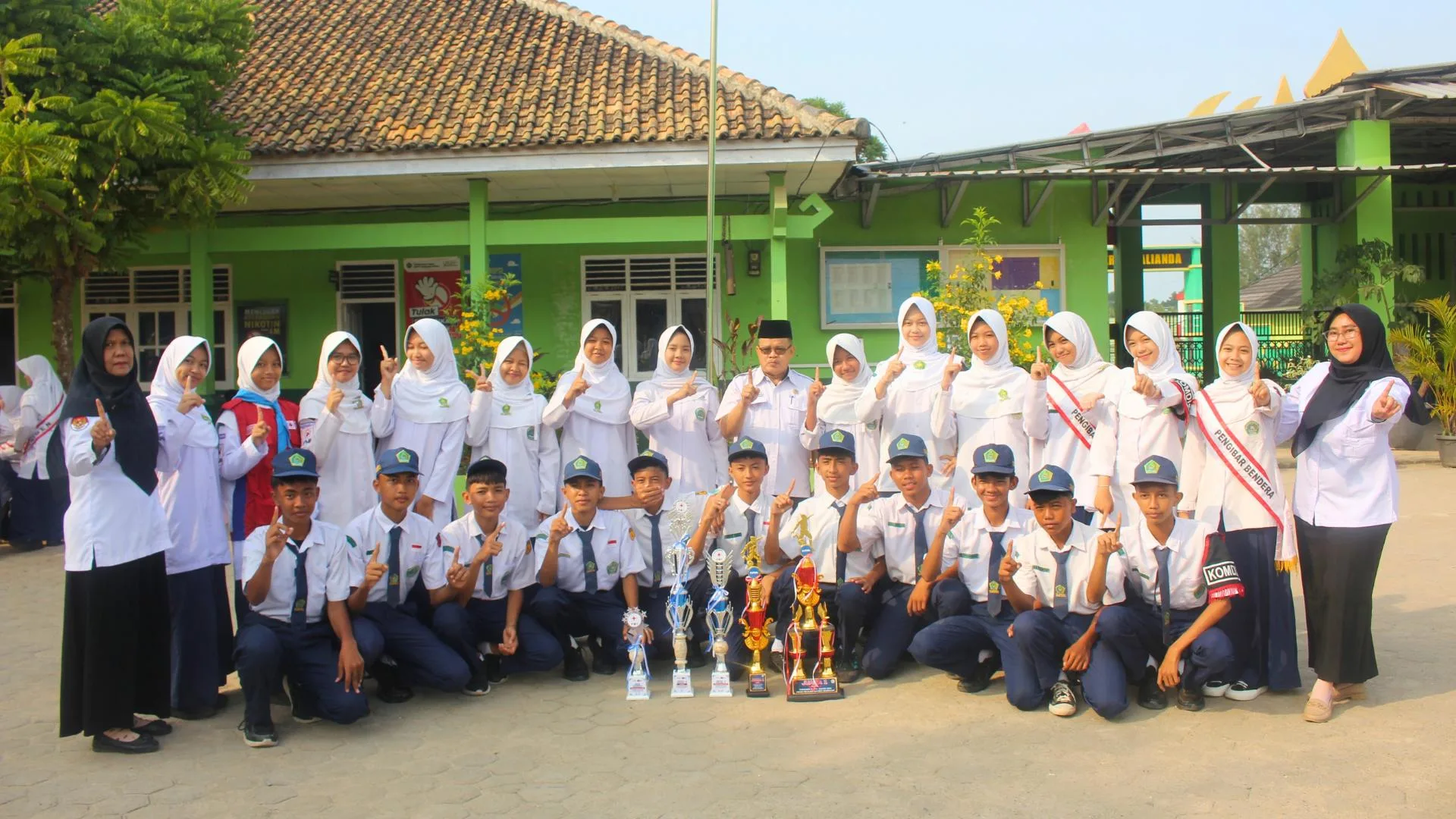 Banjir Prestasi! MTsN 1 Lamsel Apresiasi Sang Juara Futsal Ducati dan Lomba PMR di Lapangan Upacara