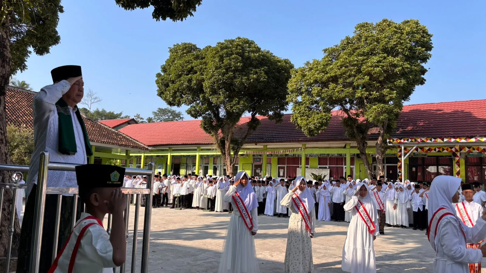 Kobarkan Semangat Santri, MTsN 2 Tanggamus Gelar Upacara Hari Santri Nasional 2026
