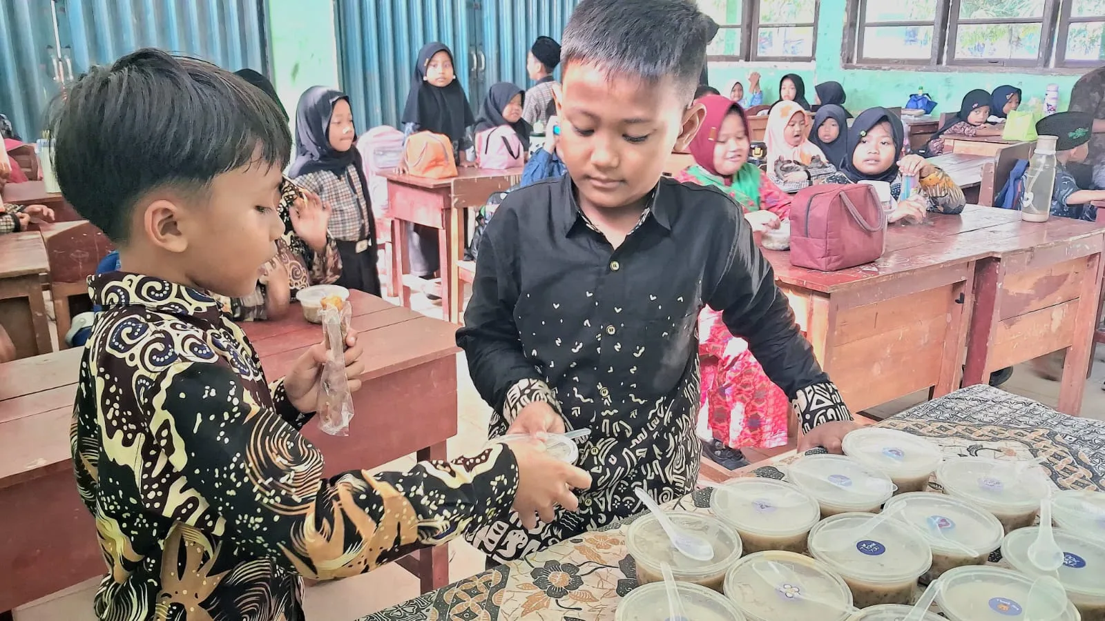 Jum’at Berkah dari Wali Siswa, Tumbuhkan Semangat Berbagi di MIN 1 Mesuji