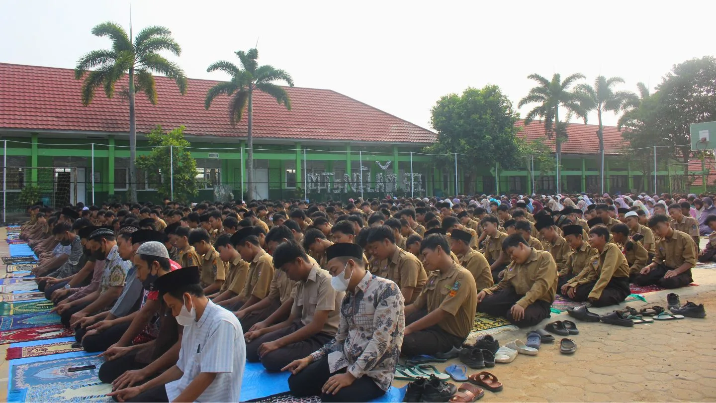Padukan Ikhtiar Langit dan Kepedulian Lingkungan, MTsN 1 Lamsel Gelar Salat Istisqa Dilanjutkan Gotong Royong