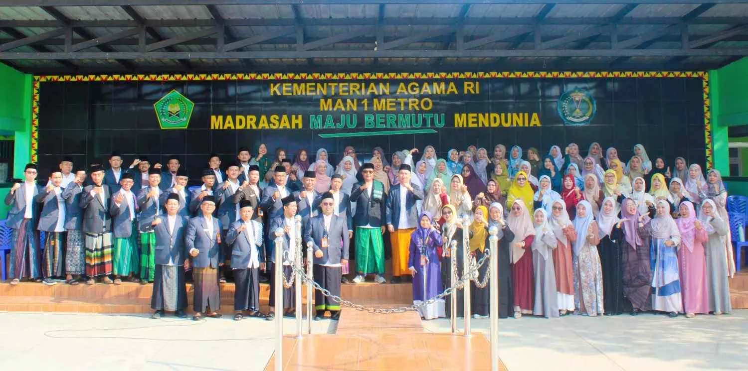 Pimpin Upacara Hari Santri Nasional 2026, Kepala MAN 1 Metro Ajak Santri Lanjutkan Perjuangan Ulama