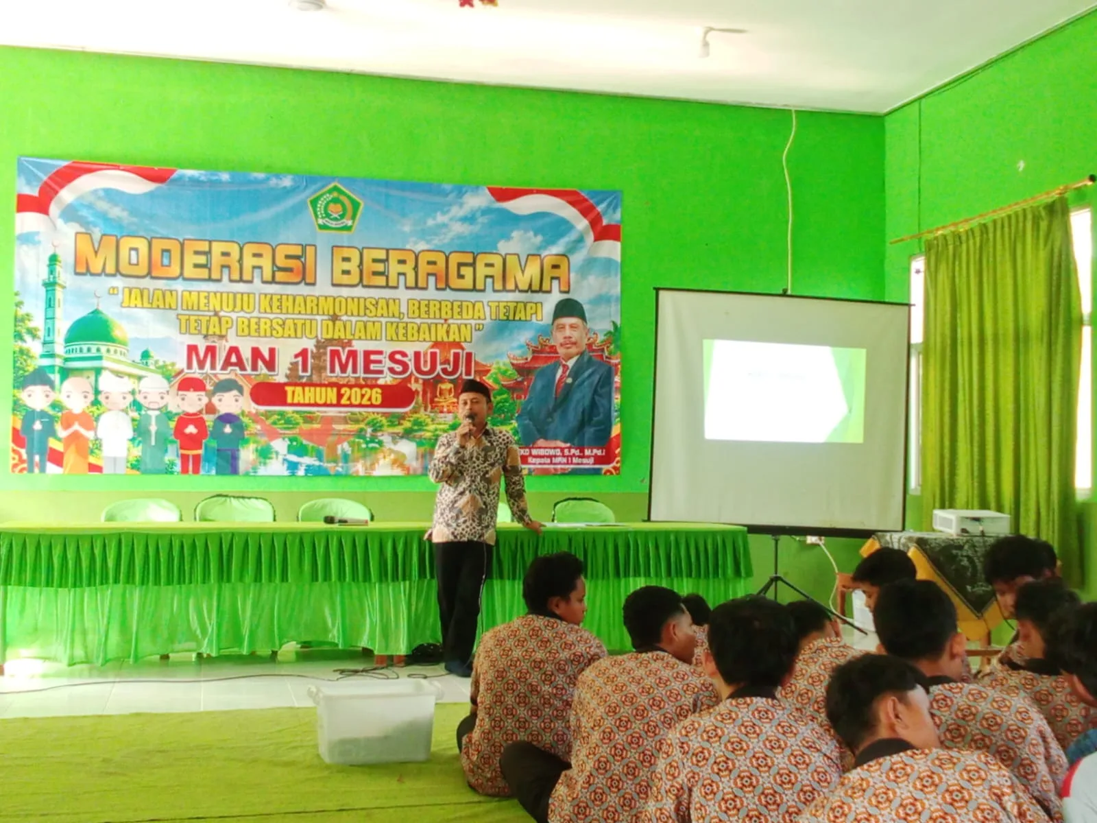 Tanamkan Sikap Saling Menghargai, Sujito Paparkan Materi Toleransi Beragama dalam Kegiatan Moderasi Beragama di MAN 1 Mesuji