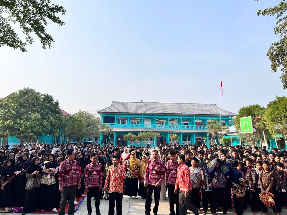 Kenakan Batik, MTsN 1 Mesuji Peringati Hari Batik Nasional