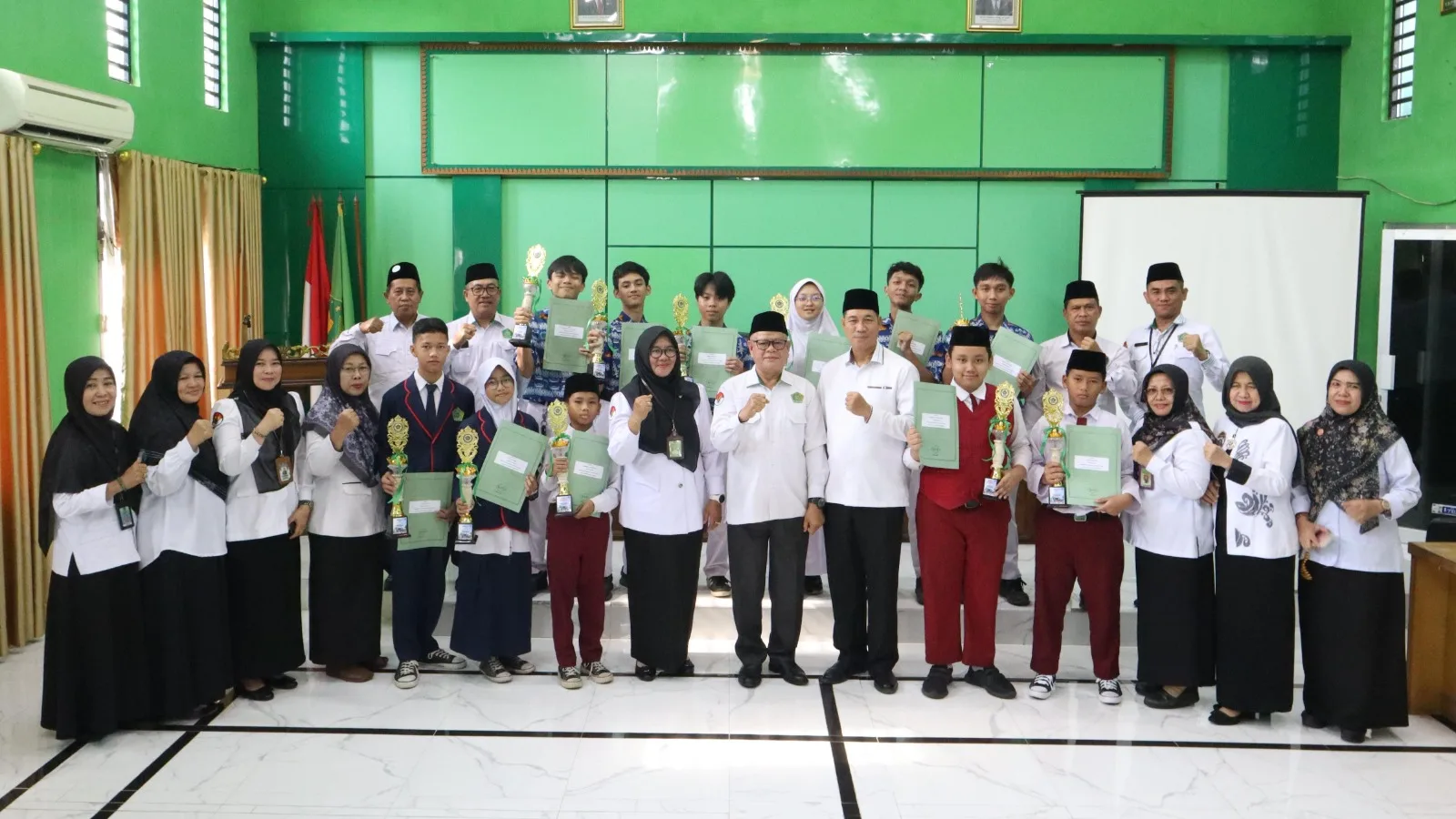 Dukung Prestasi Siswa, Kepala Kemenag Bandar Lampung Serahkan Penghargaan OMI 2026