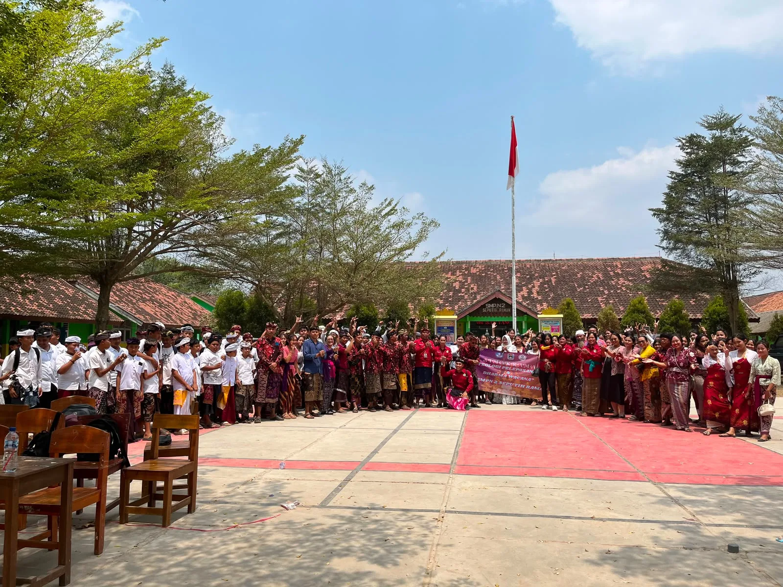 Penyuluh Agama Hindu Lamteng Bawa Pesan Ekoteologi ke Sekolah, 35 Burung Dilepas ke Alam