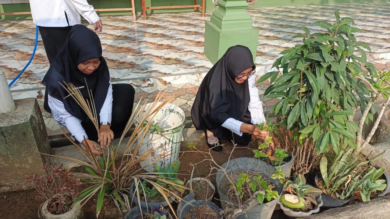 Jaga Kebersihan dan Keasrian Lingkungan, Guru dan Siswa MAN 1 Mesuji Serentak Gotong Royong Membersihkan Sampah dan Mencabut Rumput
