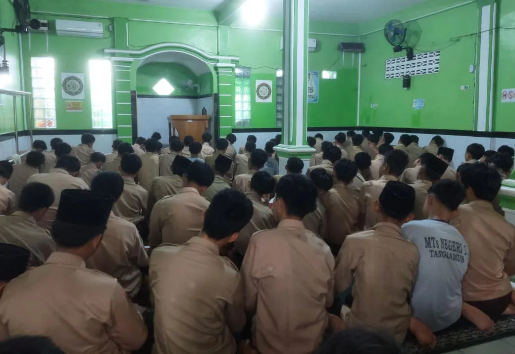 MTsN 1 Tanggamus Perkuat Pendidikan Spiritual melalui Shalat Dhuha Bersama