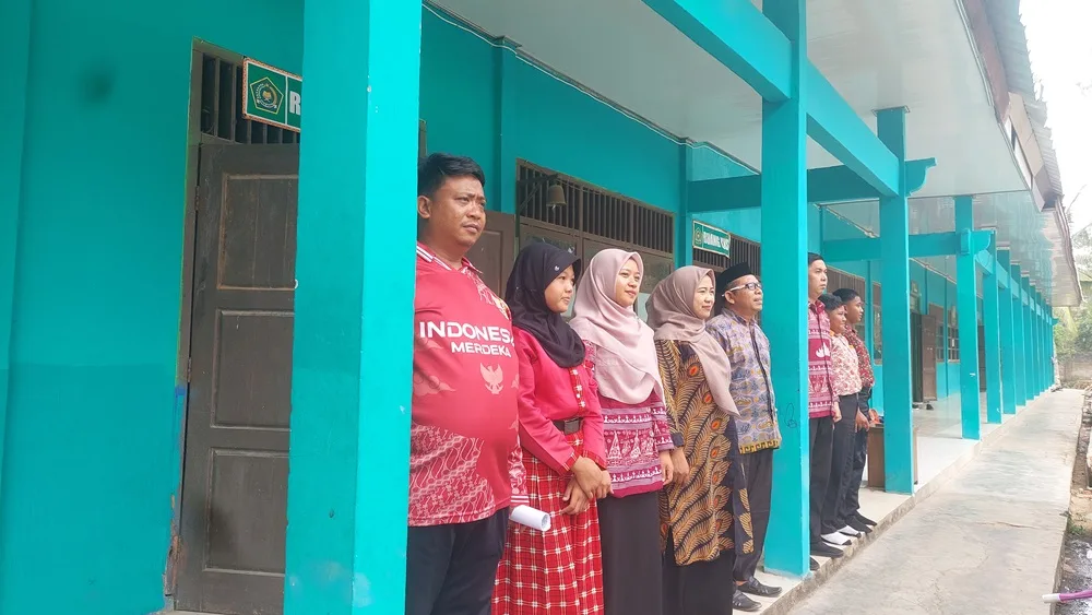 Tanamkan Cinta Tanah Air, Warga MTsN 1 Mesuji Berdiri Tegak saat Indonesia Raya Diperdengarkan