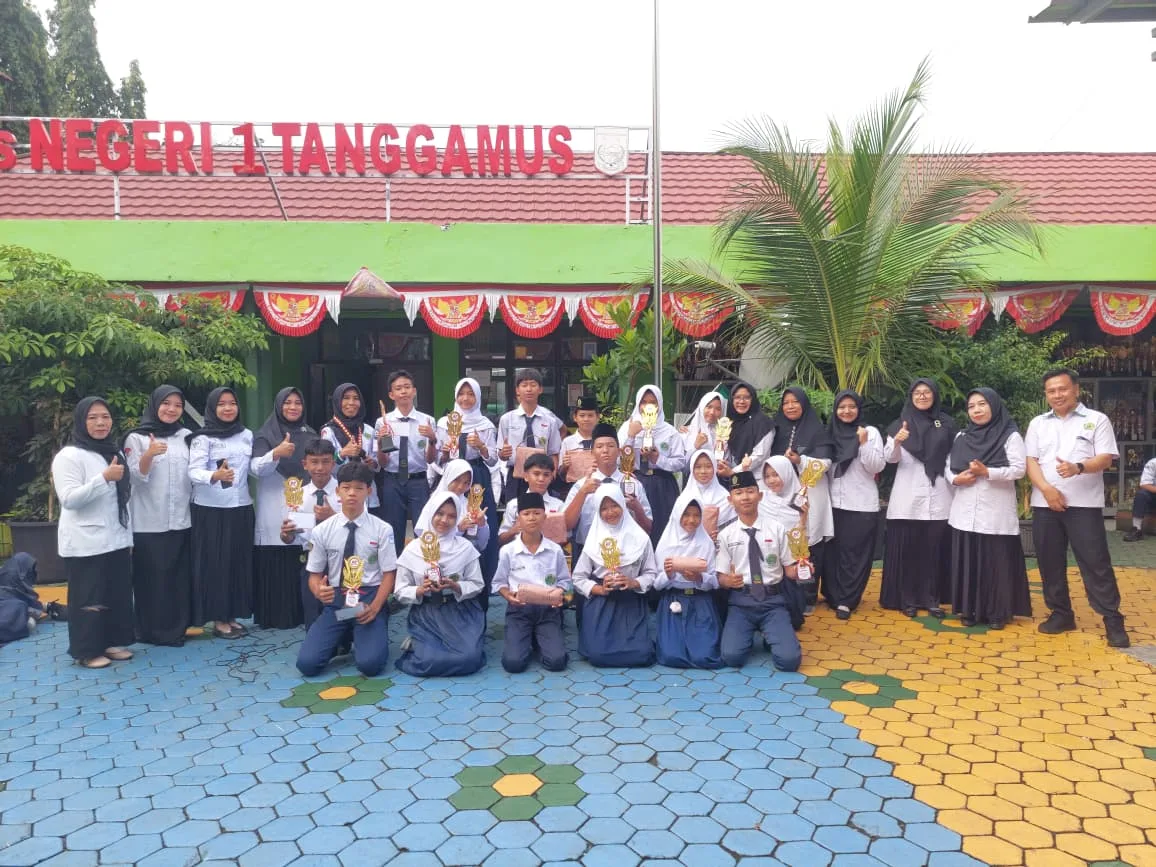 Semarak Hari Kemerdekaan RI ke-81, MTsN 1 Tanggamus Bagikan Hadiah bagi Para Juara
