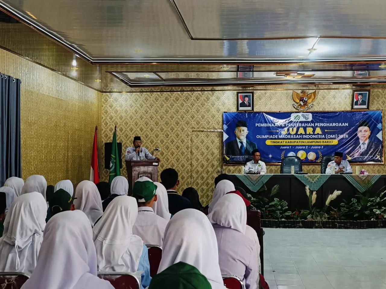 Kankemenag Lambar Serahkan Penghargaan OMI 2026, Genjot Kapasitas Kontingen Menuju Tingkat Provinsi