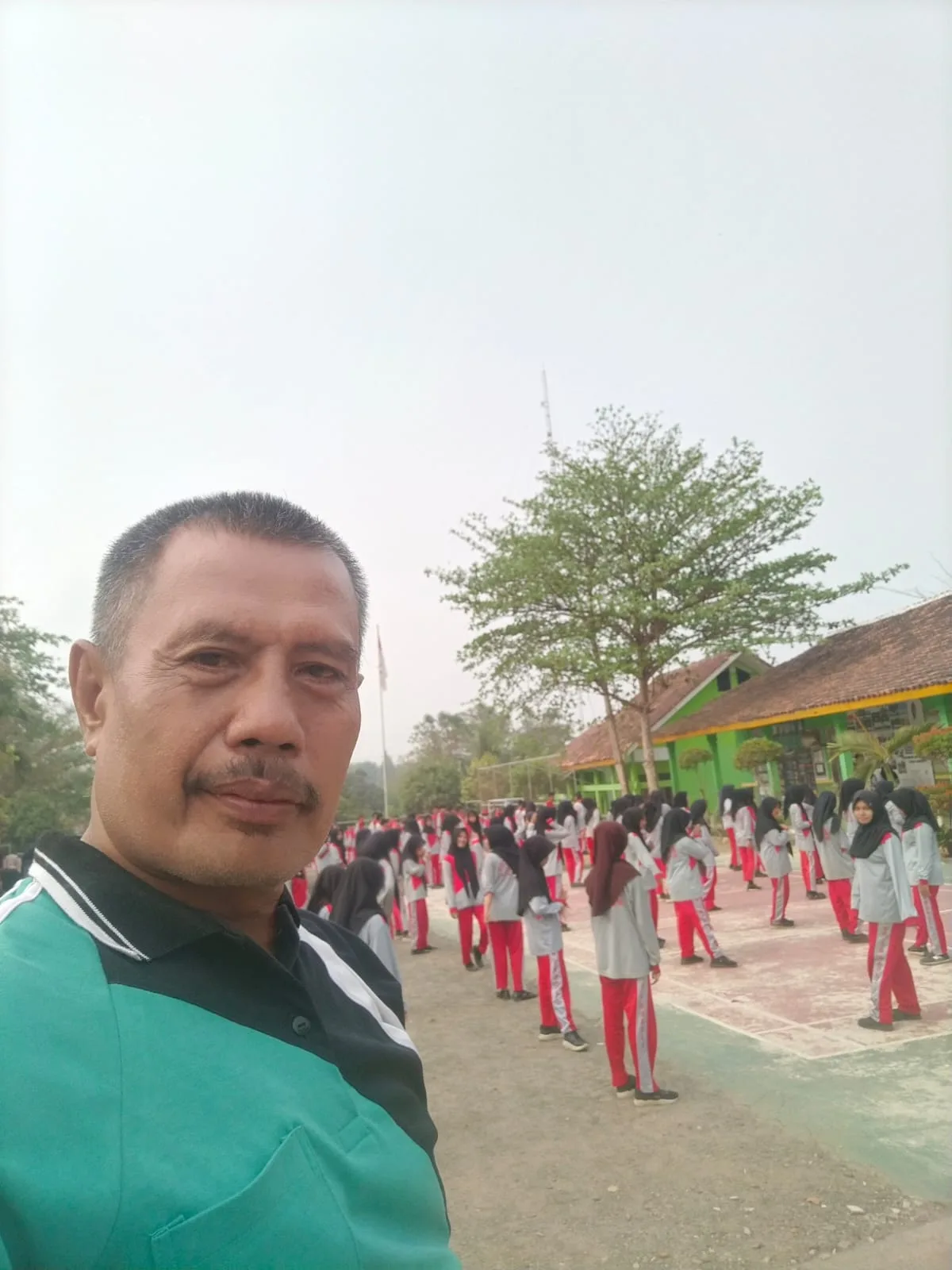 Jaga Kebugaran dan Semangat Belajar, Keluarga Besar MAN 1 Mesuji Rutin Gelar Senam Pagi Bersama Setiap Hari Jumat
