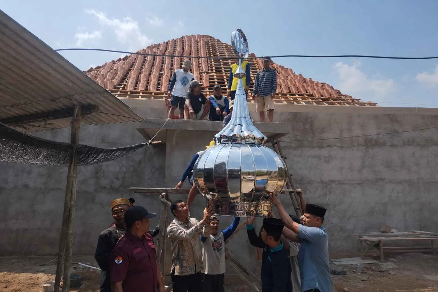 Pemasangan Kubah Masjid Al-Misbah, KUA Seputih Raman Ajak Warga Bangun dan Makmurkan Masjid