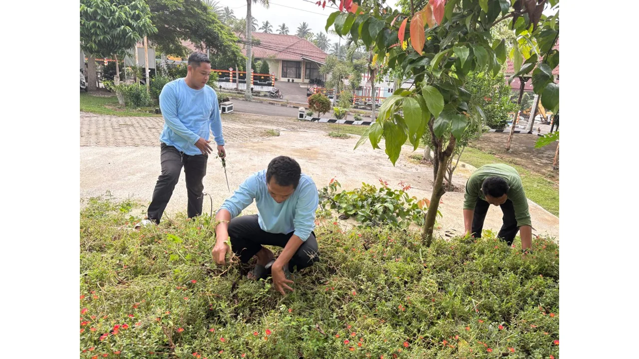 Sebelum Melayani Masyarakat, Kemenag Tanggamus Awali Pagi dengan Gotong Royong