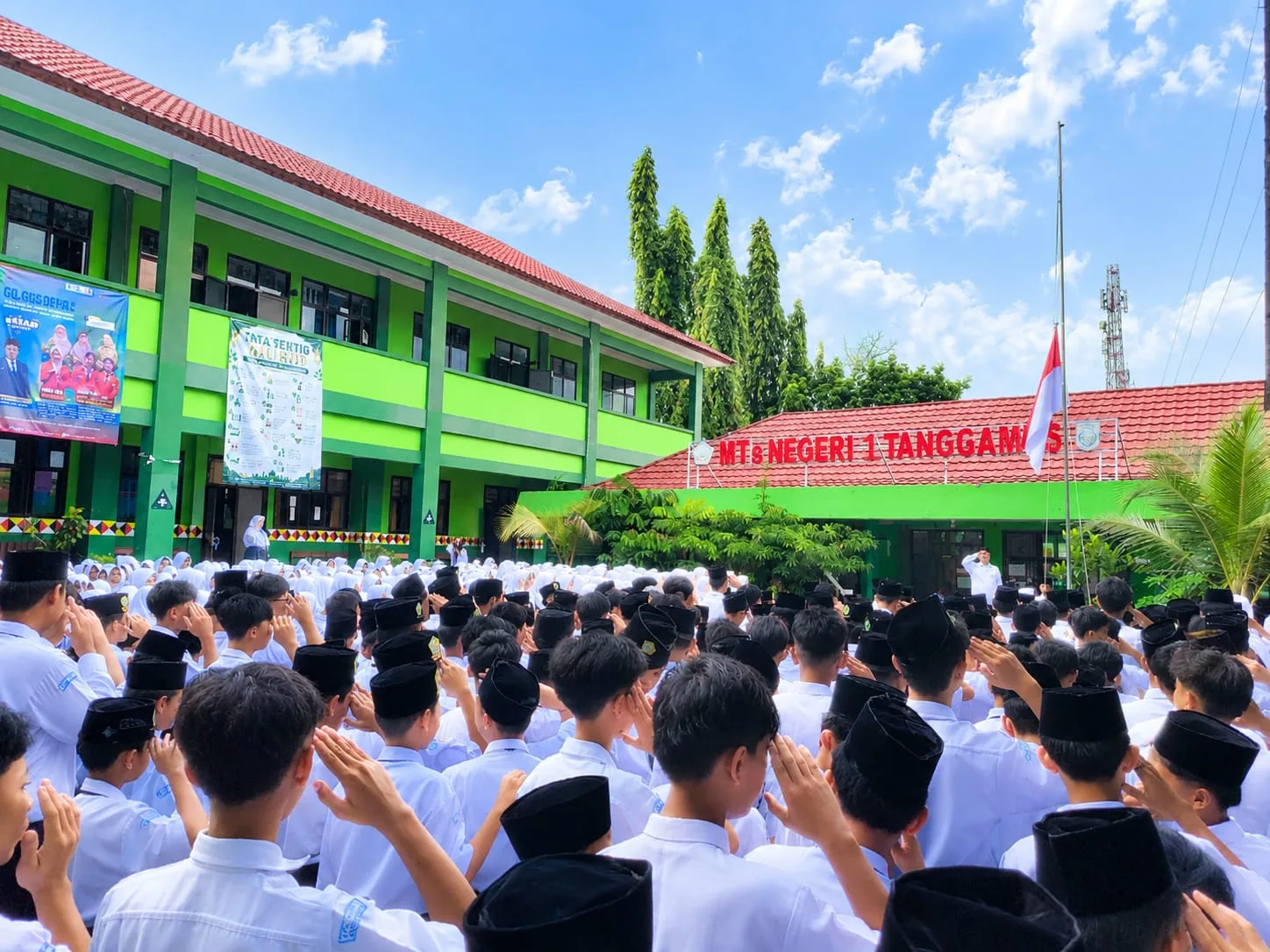 Upacara Hari Senin MTsN 1 Tanggamus, Nasrudin Tekankan Pentingnya Moral dan Akhlak di Era Digital