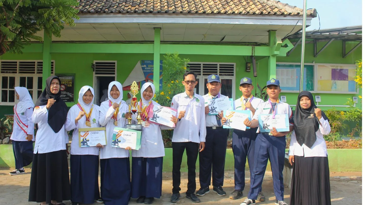 Borong Medali di Ajang Orca Challenge, Lima Atlet Renang Peserta Didik MTsN 1 Lamsel Terima Apresiasi Usai Upacara