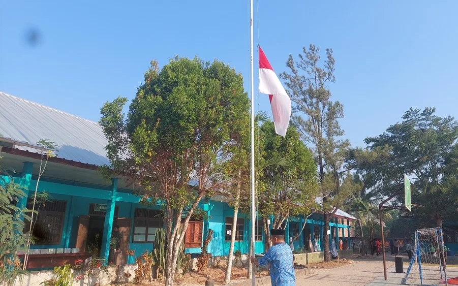 MTsN 1 Mesuji Kibarkan Bendera Setengah Tiang Jelang Hari Kesaktian Pancasila