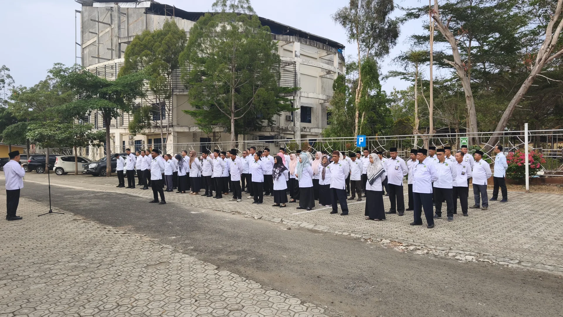 Fathul Bari Tekankan Penguatan Prestasi Madrasah dan Kesiapan TKA pada Apel Pagi