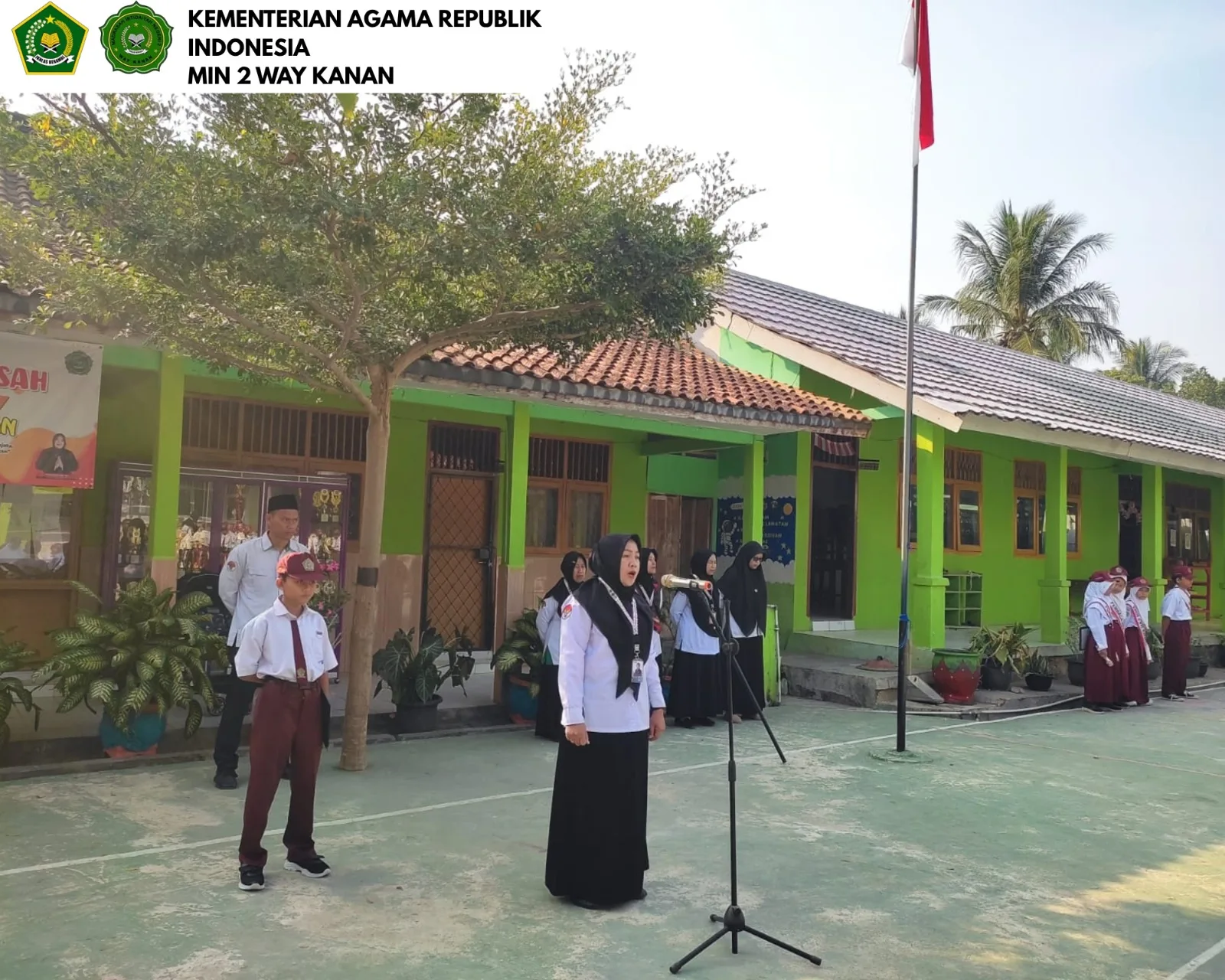 Tekankan Ketelitian dan Kedisiplinan Atribut, MIN 2 Way Kanan Gelar Upacara Rutin Jelang STS Ganjil
