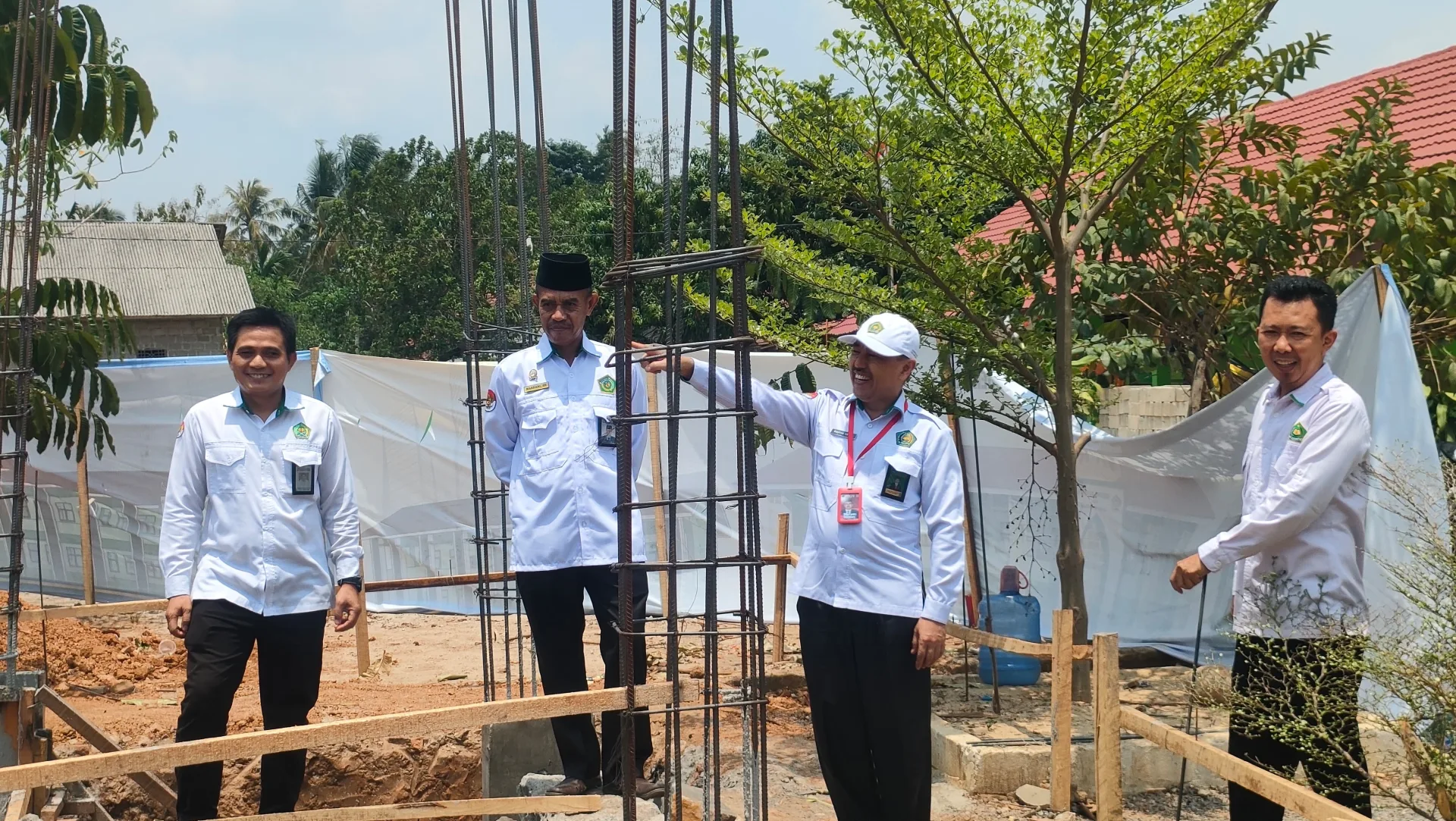 Kawal Pembangunan SBSN, Kepala Kemenag Lampung Tengah Tinjau Progres RKB MIN 1