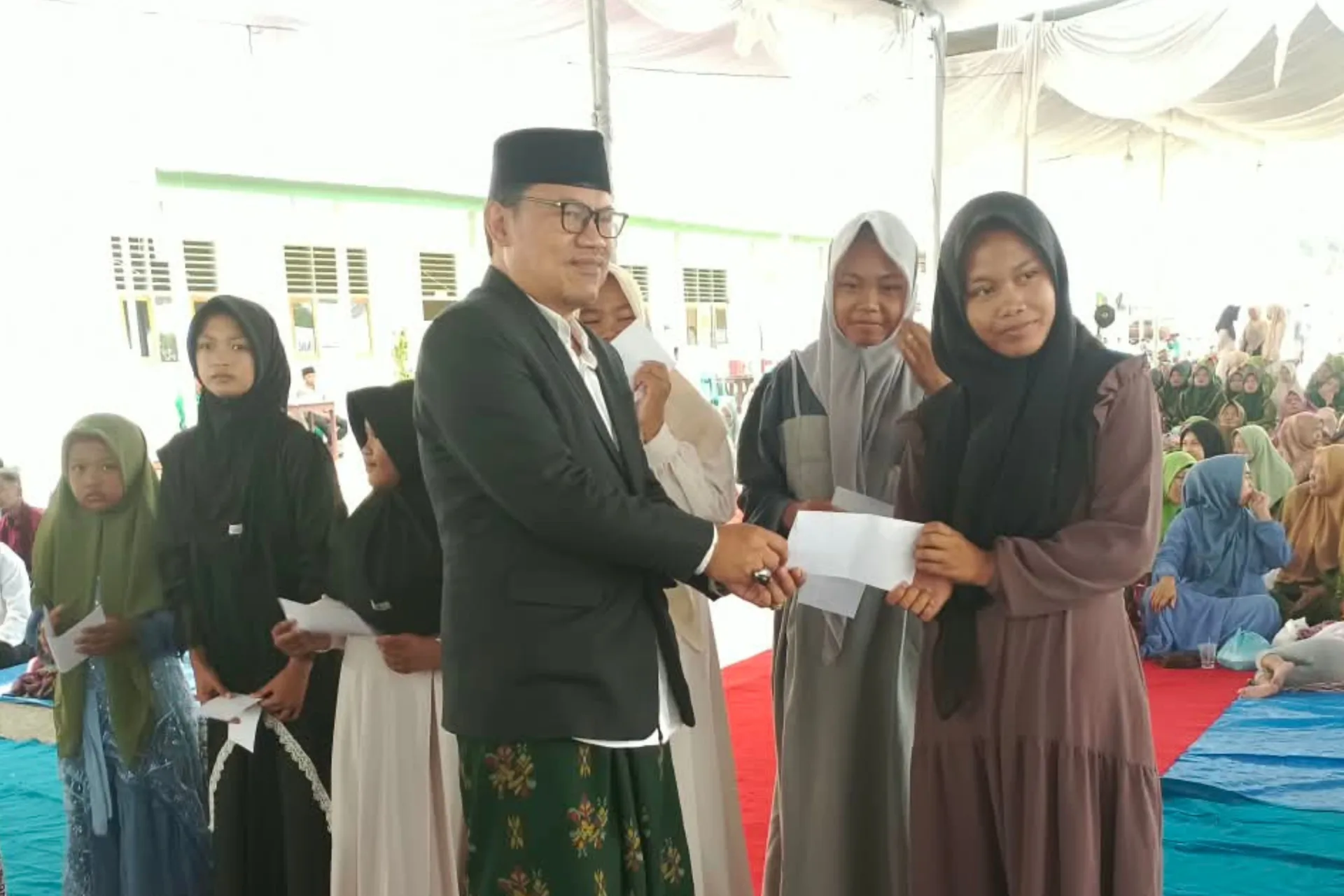 Momentum Hari Santri Nasional, Kakan Kemenag Way Kanan Serahkan Santunan kepada Santri