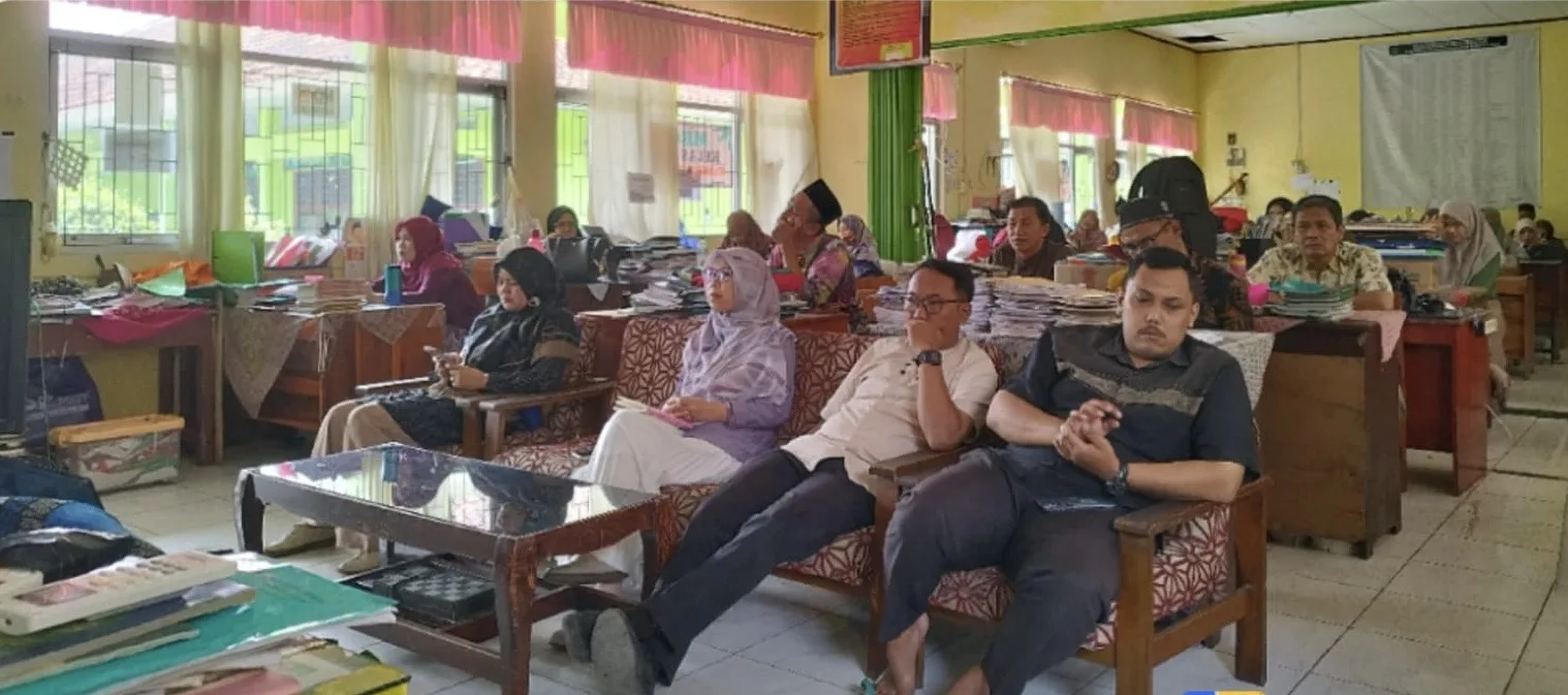 Perkuat Disiplin dan Mutu Pendidikan, MTsN 2 Tanggamus Gelar Rapat Bersama Dewan Guru dan Staf