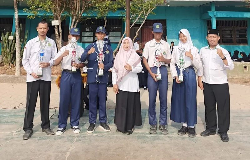 MTsN 1 Mesuji Terima Piala Prestasi Pramuka dan Robotik