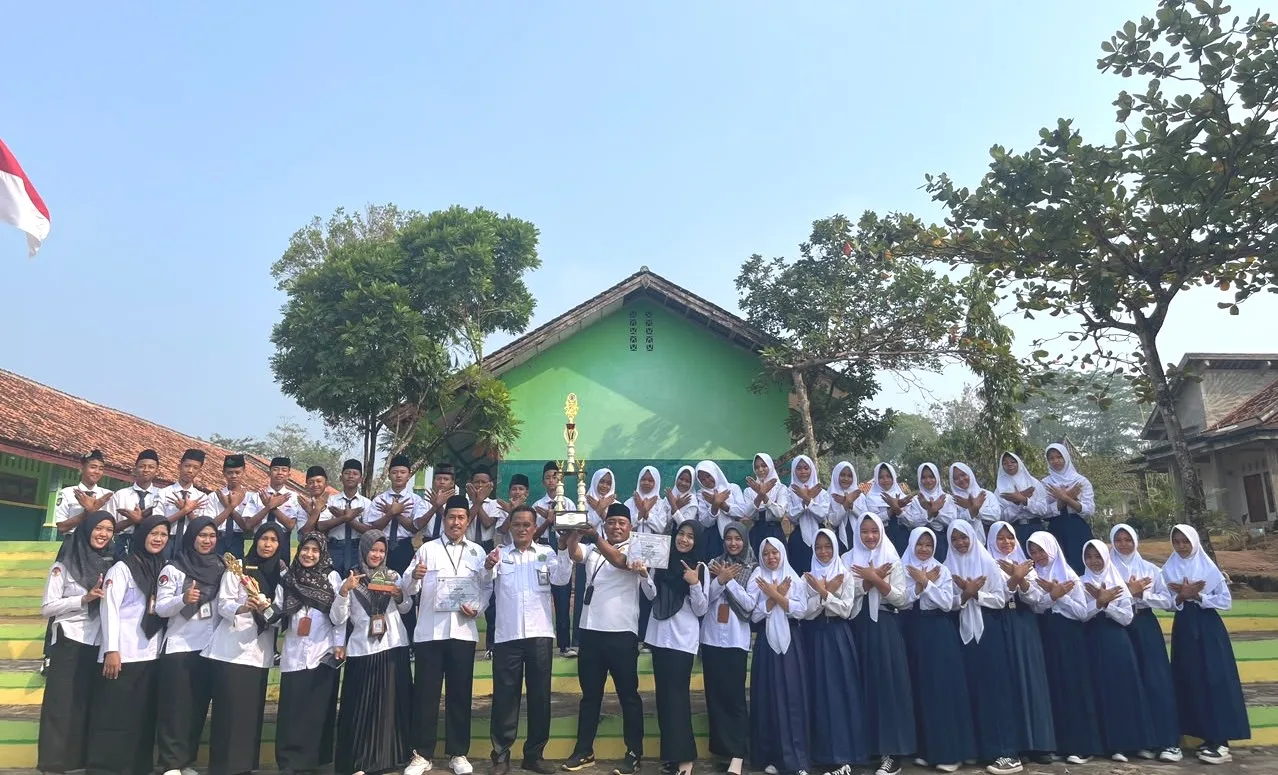 Siswa MTsN 2 Way Kanan Serahkan Piala Prestasi GAPMA IX kepada Kepala Madrasah