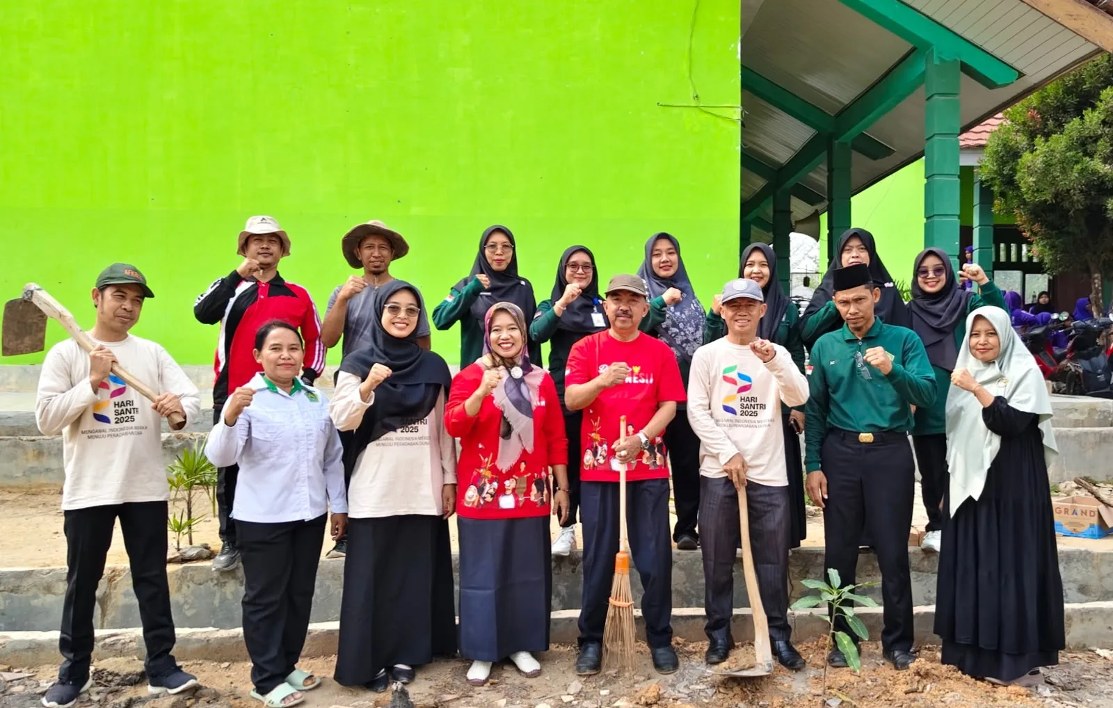 Sambut Hari Santri 2026, Kemenag Mesuji Gaungkan Ekoteologi Lewat Aksi Bersih Lingkungan dan Tanam Pohon