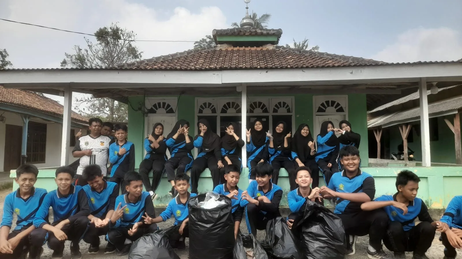 Sambut Hari Santri, Murid MTsN 1 Mesuji Bersihkan Masjid dan Musala di Simpang Pematang