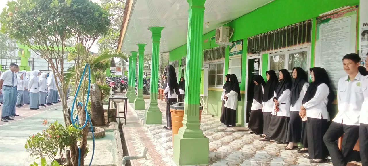 Pimpin Apel Pagi Sambut Hari Santri, Waka Kesiswaan Arien Widayanti Ajak Siswa MAN 1 Mesuji Aksi Bersih Lingkungan dan Tanam Pohon