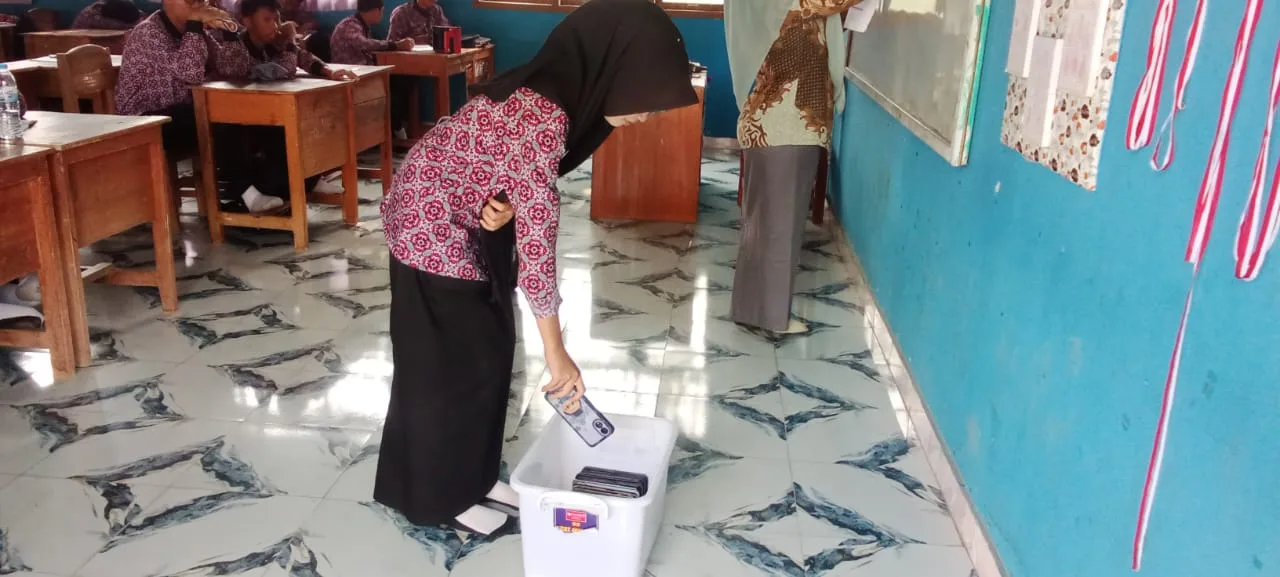 Fokus Belajar Tanpa Gangguan Digital, MAN 1 Mesuji Terapkan Program Pengumpulan HP di Box Khusus Setiap Jam Pelajaran