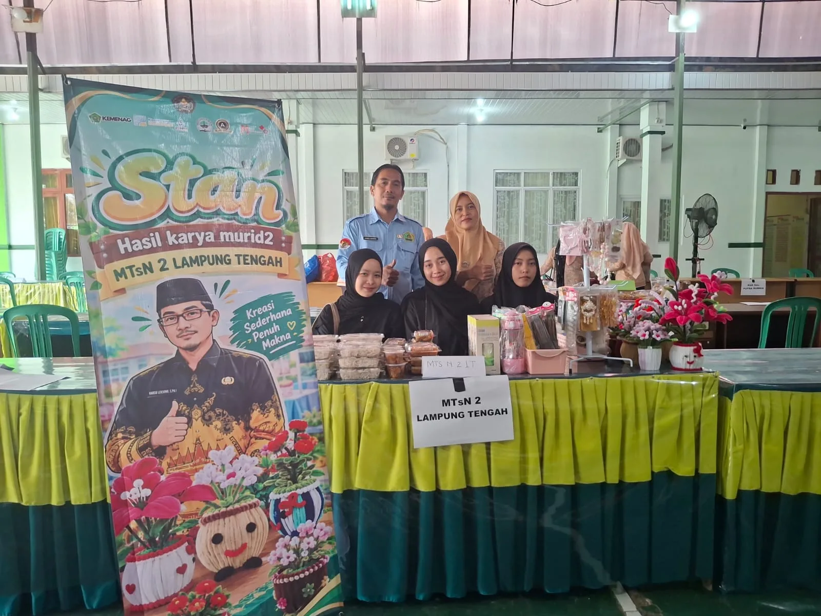 Dukung UMKM dan Kreativitas Murid, Kepala MTsN 2 Lampung Tengah Bersama Istri Buka Stan di Bazar DWP Kemenag