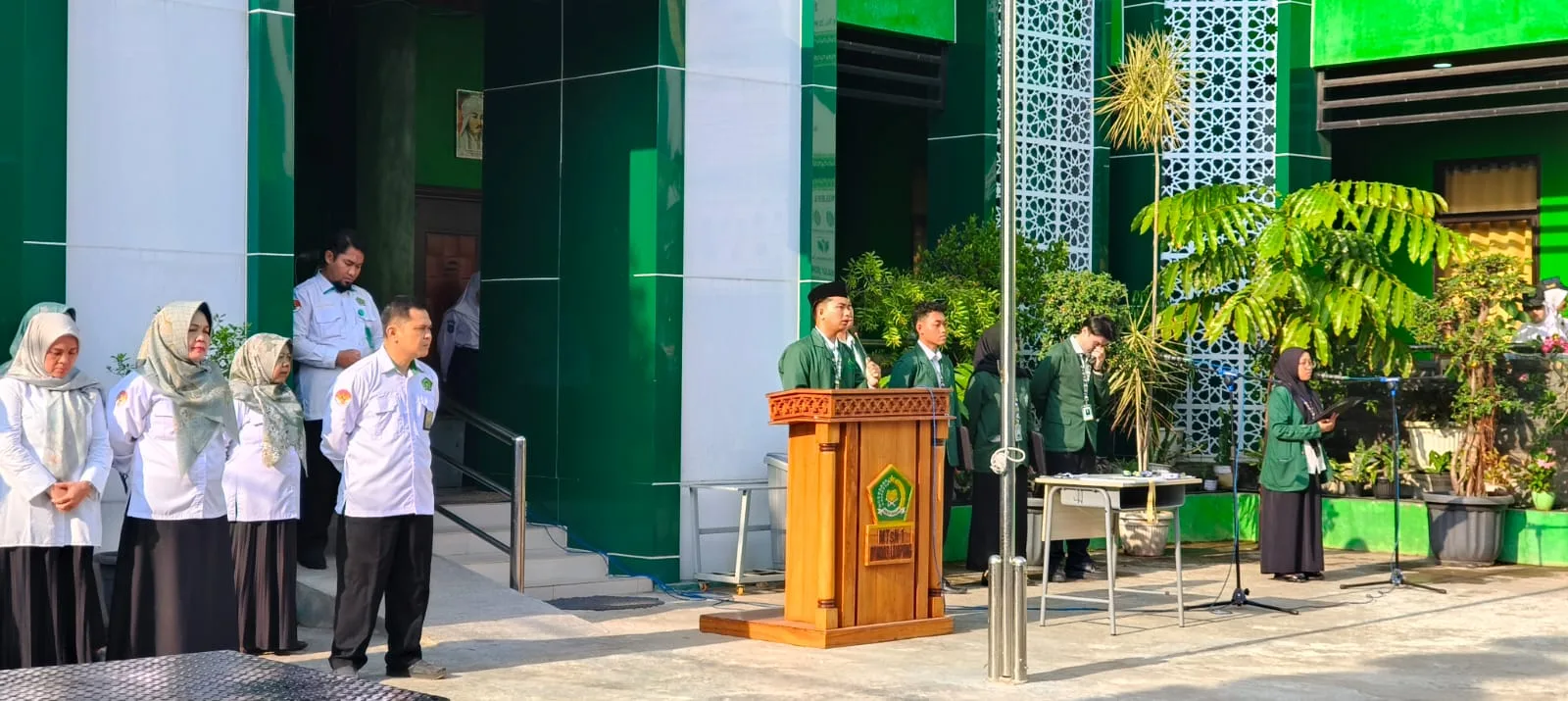 Upacara Penuh Makna, Mahasiswa PPL UIN RIL Ajak Siswa Budayakan Hidup Bersih