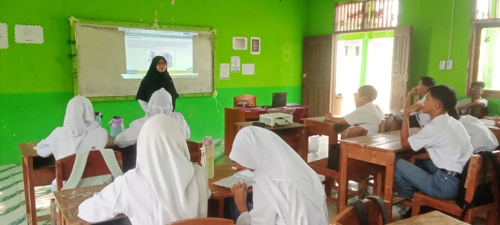 Visualisasikan Data dan Konsep Ekonomi, Pembelajaran Ekonomi di MAN 1 Mesuji Kian Efektif Menggunakan Proyektor