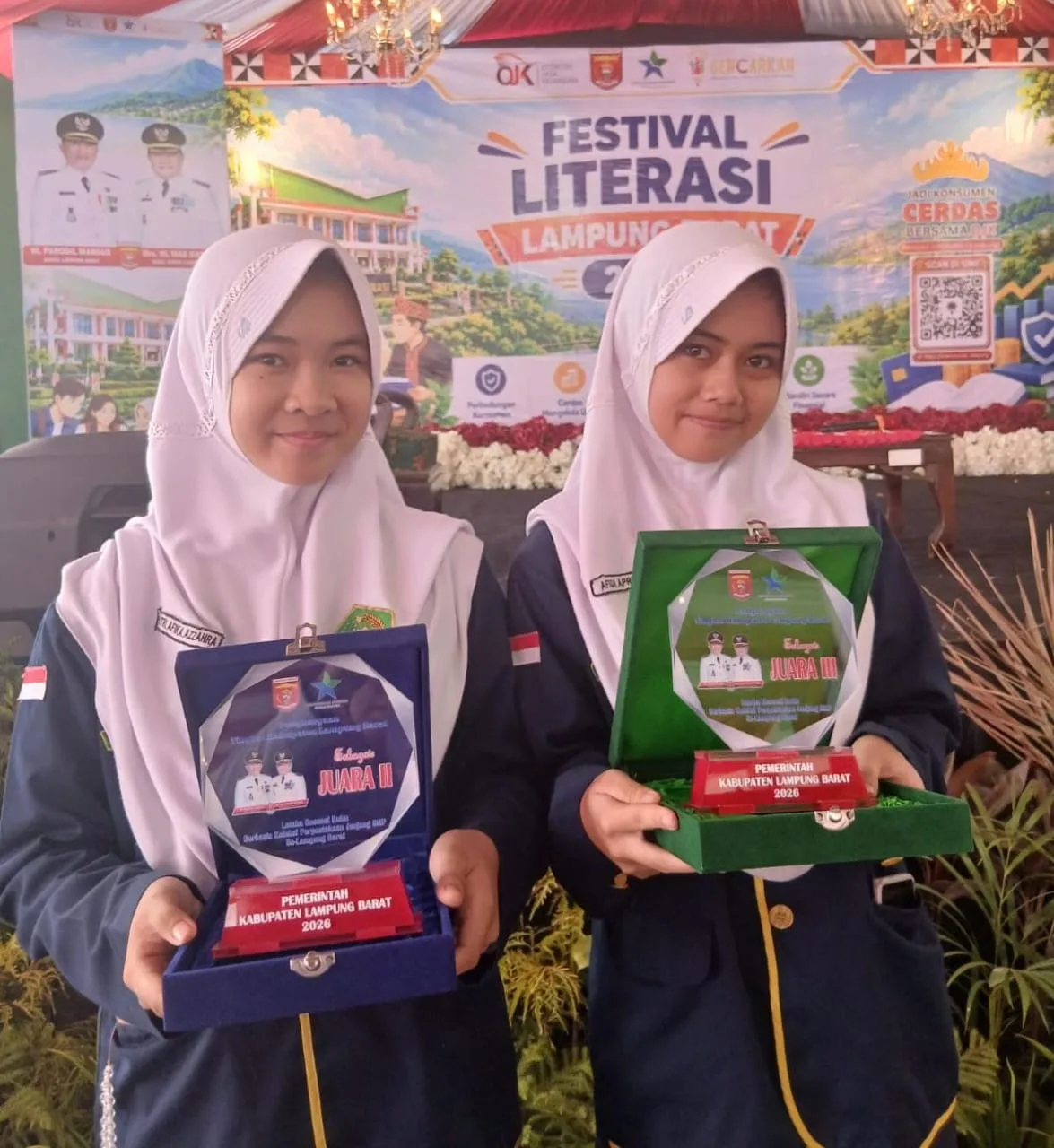Gemilang di Ajang Literasi! Putri Afika dan Afiqa Aprilia Bawa Pulang Piala untuk MTsN 1 Lampung Barat