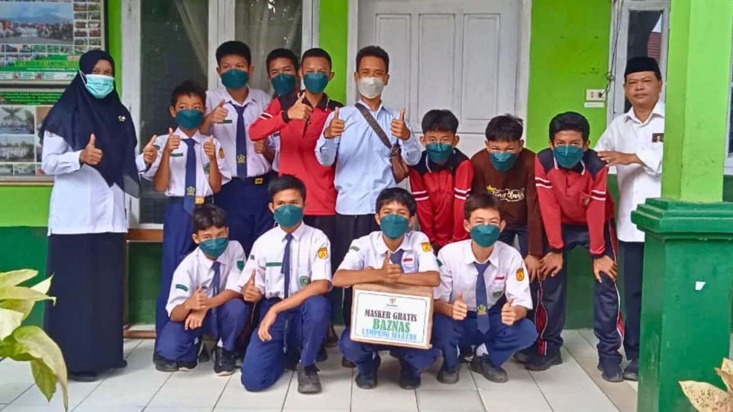 Lindungi Siswa dan Warga dari ISPA, MTsN 1 Lamsel Apresiasi Aksi Cepat Tanggap BAZNAS Bagikan Puluhan Ribu Masker
