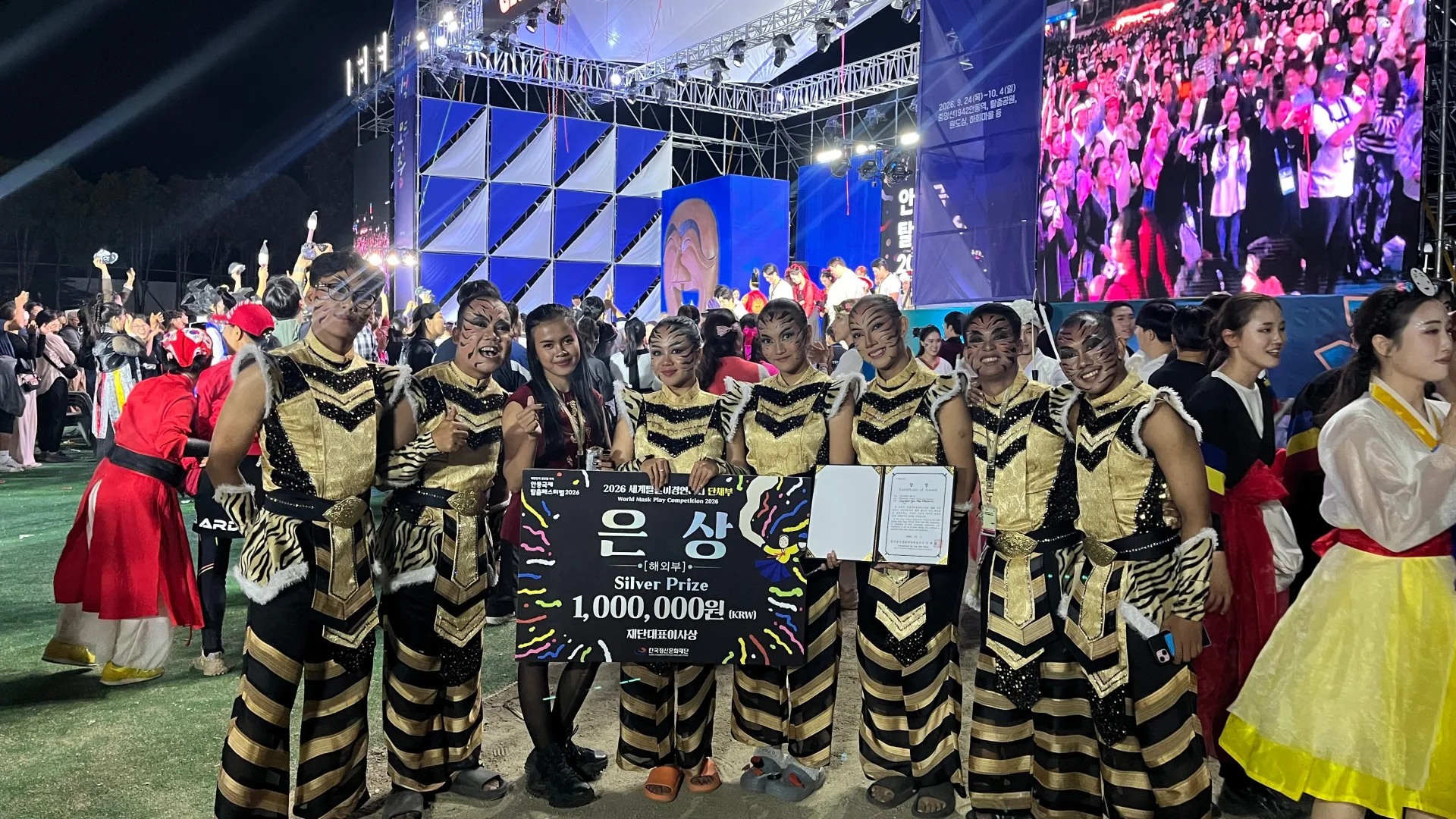 Guru MAN 1 Tubaba Juara 3 Festival Tari Topeng di Korea Selatan