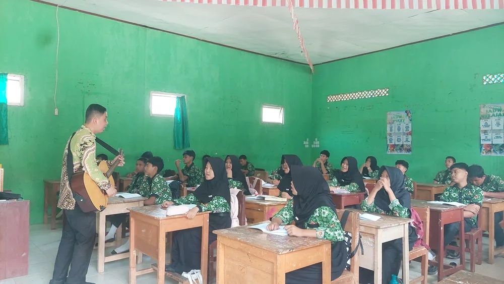 Belajar Seni Musik, Murid MTsN 1 Mesuji Praktik Bernyanyi dengan Gitar