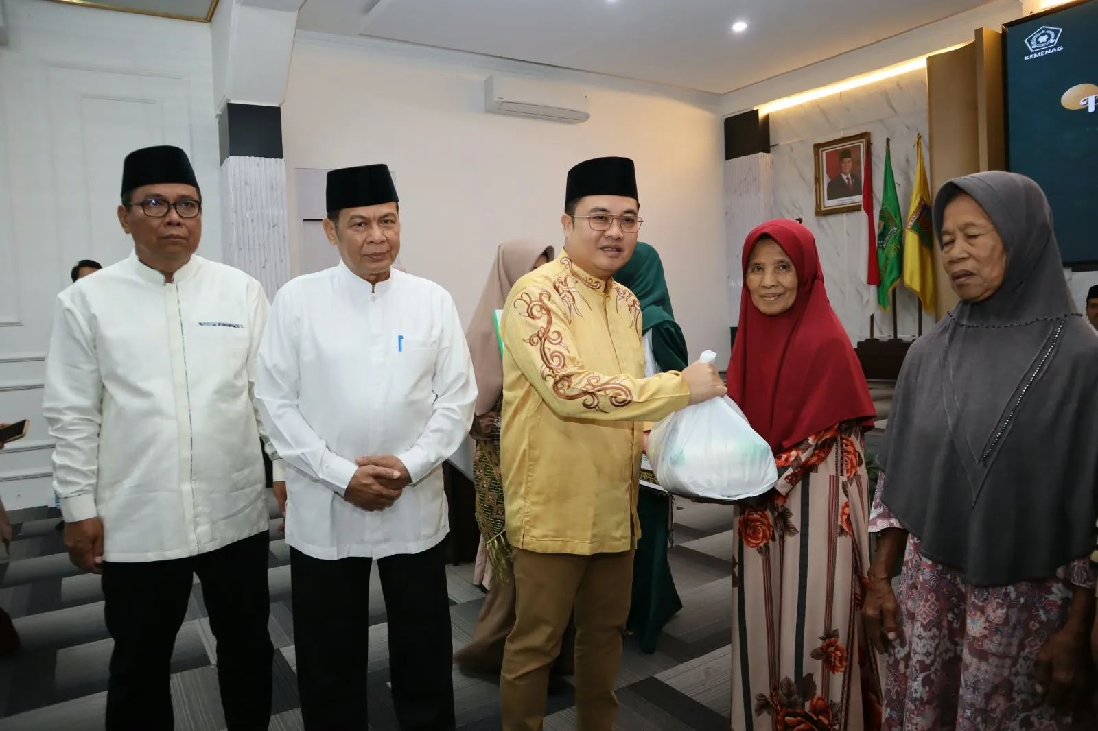 Peringati Maulid Nabi, Kakanwil Zulkarnain Salurkan 200 Paket Sembako UPZ dan Ajak Teladani Rasulullah