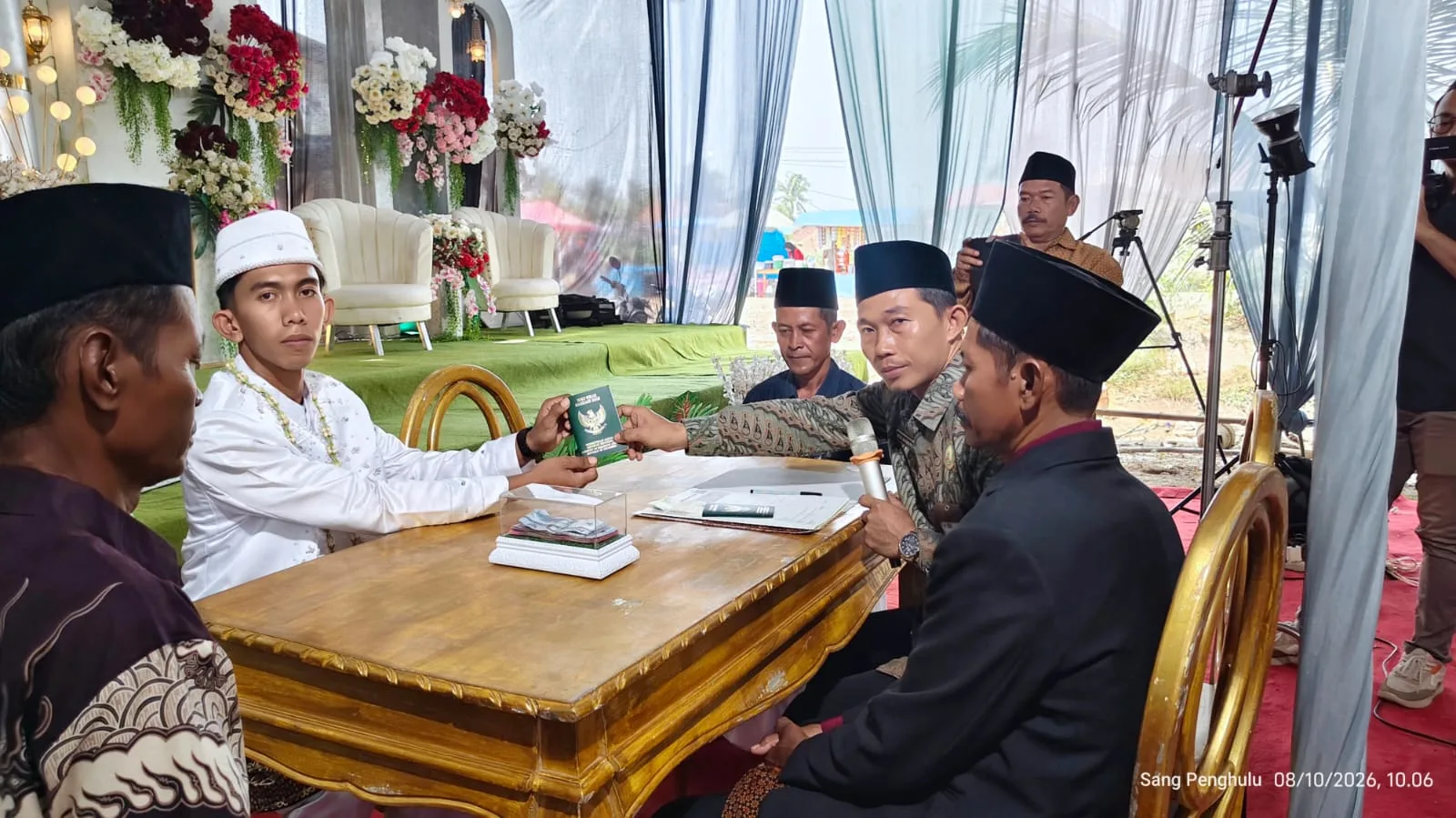 Pastikan pelayanan Optimal, Penghulu KUA Mesuji Timur Berikan Pelayanan akad nikah di Desa Pangkal Mas Mulya