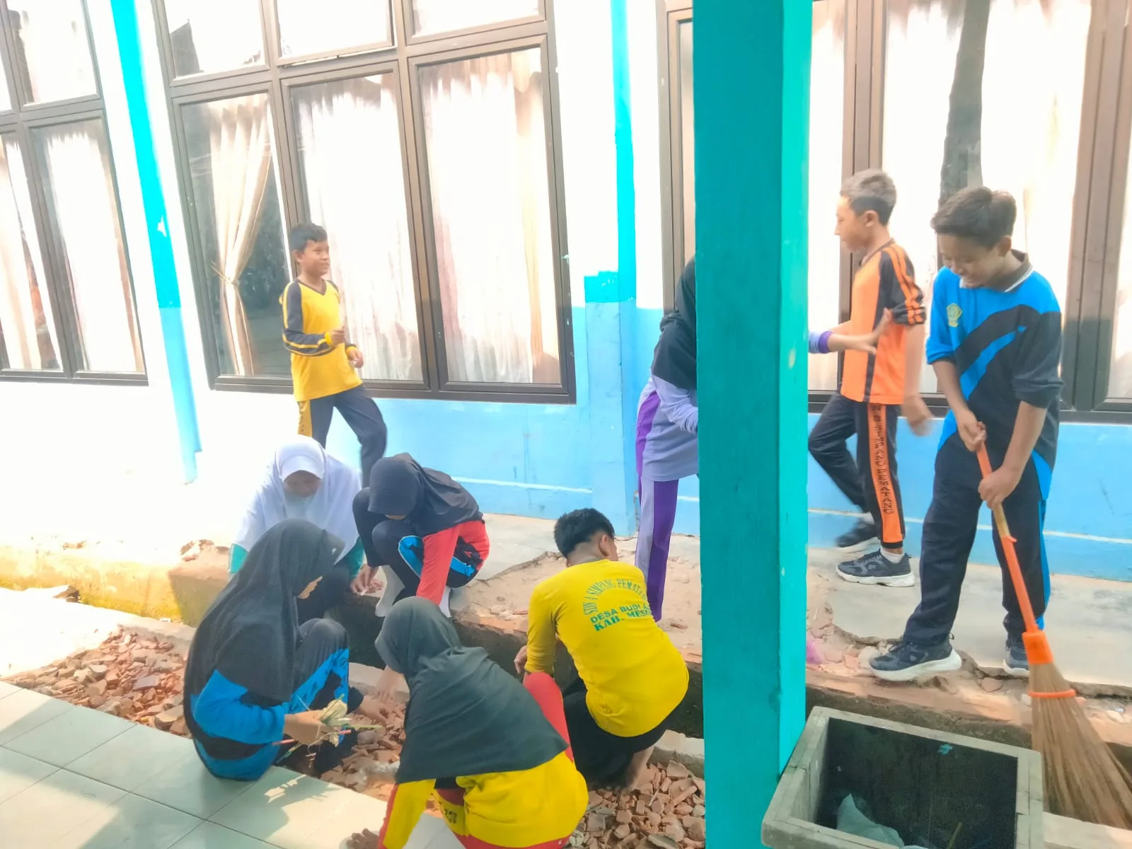 Sambut Hari Santri, Murid Kelas VII MTsN 1 Mesuji Gotong Royong Bersihkan Madrasah