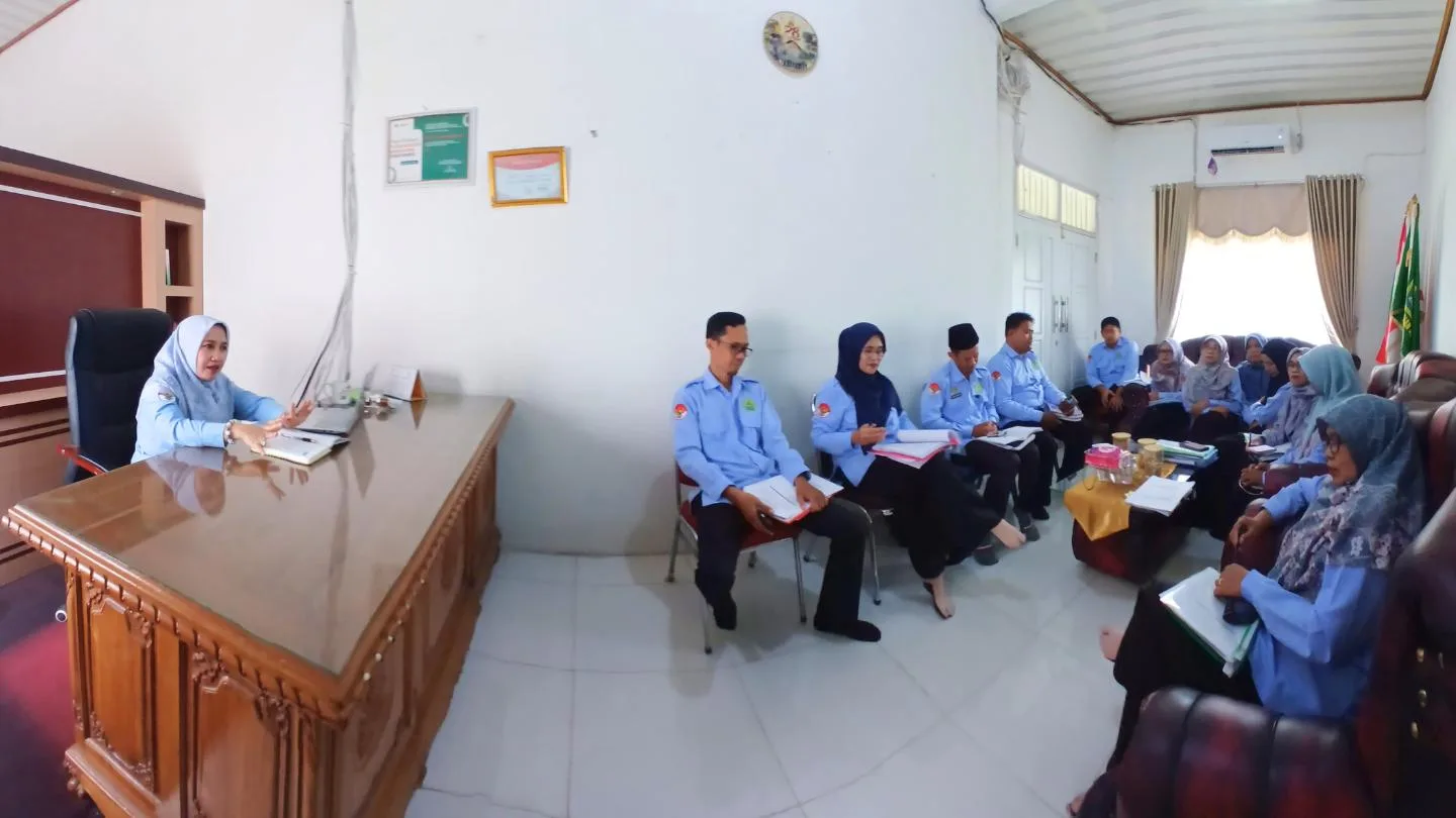 Tingkatkan Mutu Pembelajaran, Kepala MTsN 1 Lamsel Berikan Pembinaan Supervisi Akademik bagi Guru ASN Senior