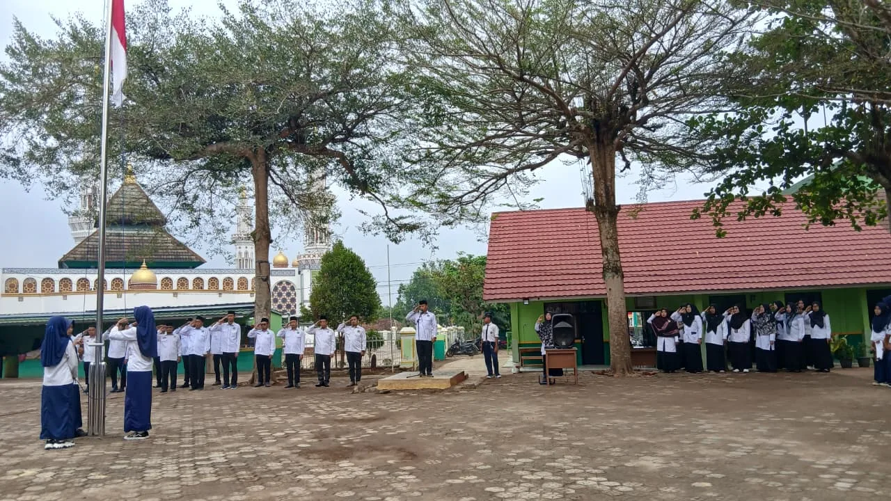 Upacara Senin, MTsN 1 Way Kanan Tekankan Disiplin Berpakaian dan Kesiapan PTS
