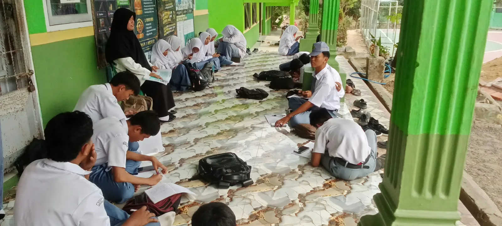 Ciptakan Suasana Baru dan Menyenangkan, Durrul Isnaini Boyong Pembelajaran Ekonomi MAN 1 Mesuji ke Luar Kelas