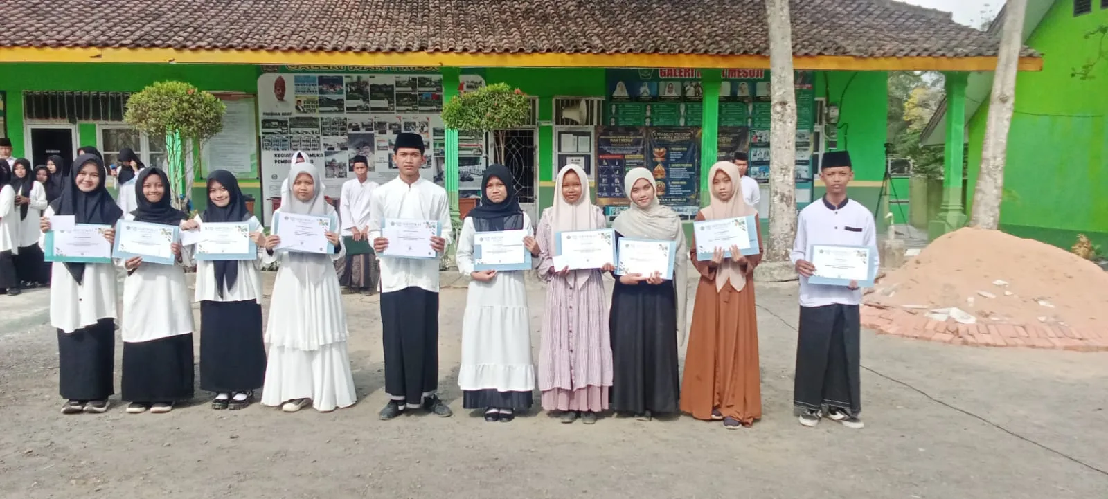 Apresiasi Generasi Berprestasi, MAN 1 Mesuji Serahkan Sertifikat dan Uang Pembinaan Kepada Para Juara OMI Tingkat Kabupaten