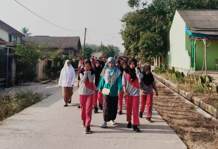 Mempererat Kebersamaan dan Menjaga Kebugaran, MAN 1 Mesuji Gelar Jalan Sehat Bersama Guru dan Siswa