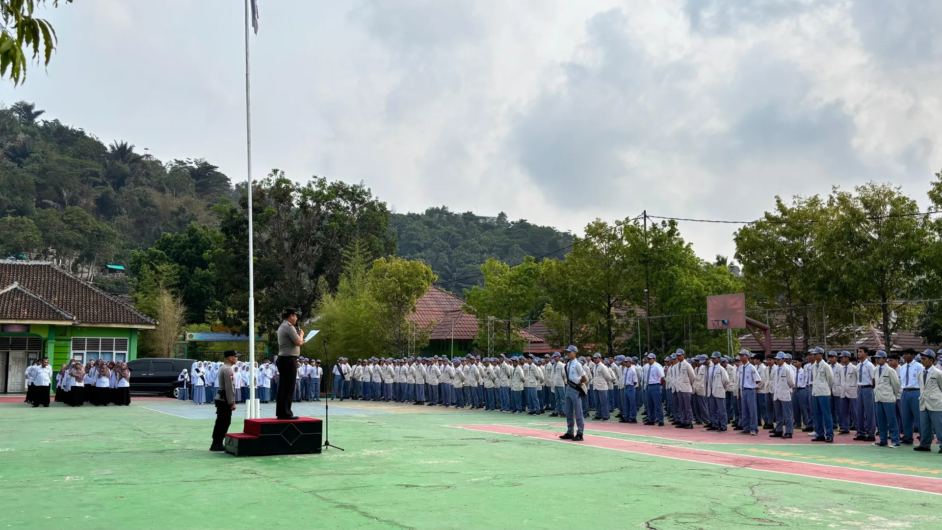 Apel Senin MAN 2 Bandar Lampung, Kapolsek Bumi Waras Sampaikan Amanat Bahaya Narkoba Sekaligus Buka ASTS